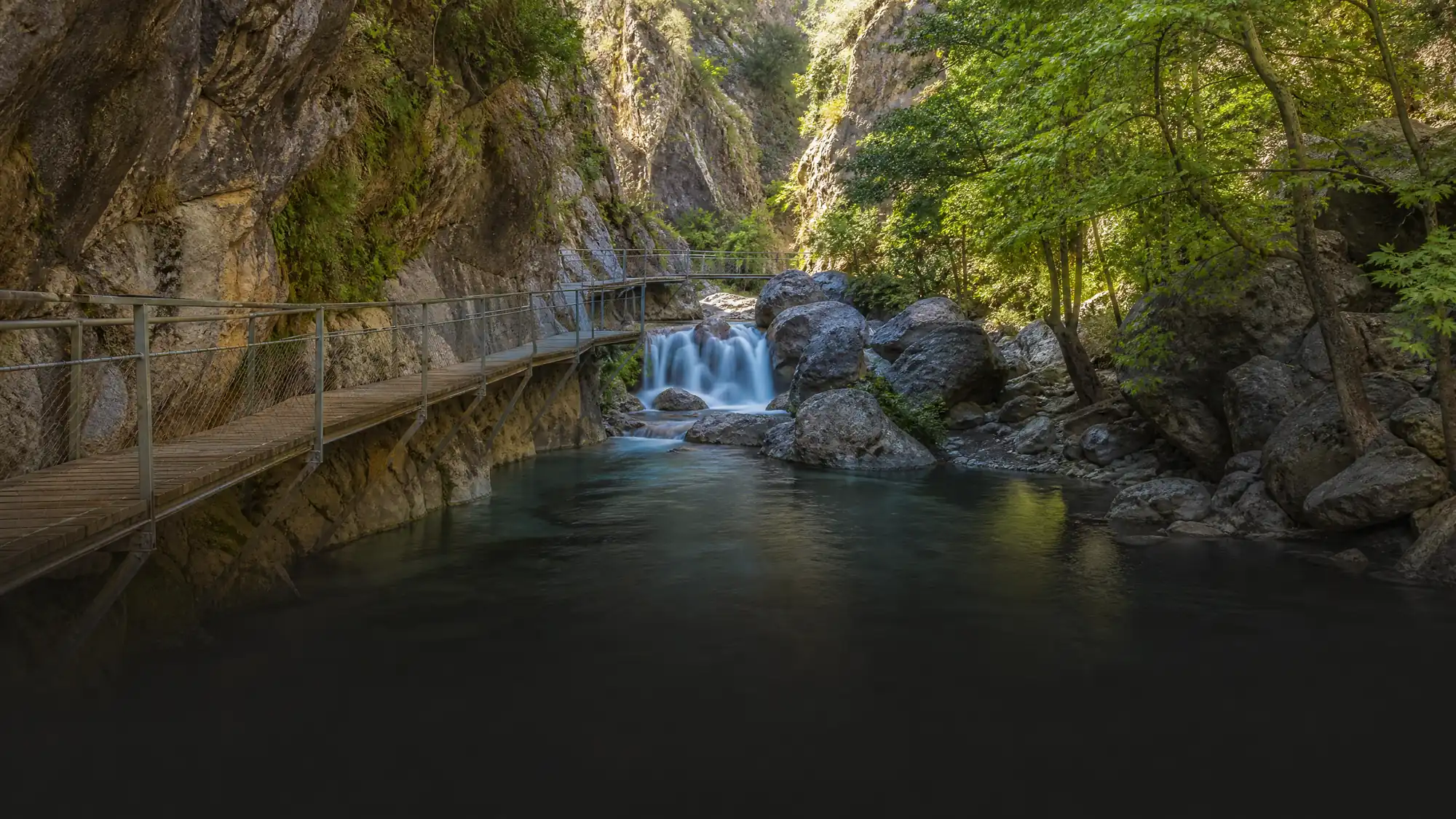 Erkunden Sie auf einem Tagesausflug ab Alanya einen 750 Meter langen Holzsteg durch den Canyon, eine millionen Jahre alte Kalksteinhöhle und eiskalte Flussbecken.